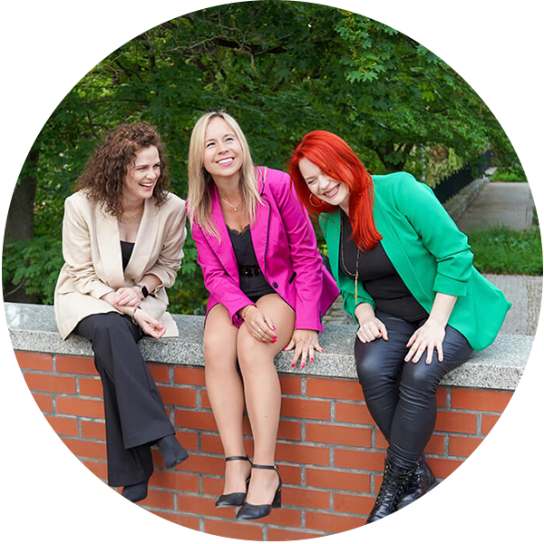 Roćko-Paśnikowska, Starczewska, Winciun-Dubanowska – zespół lektorek SPOT, siedzą na murku i śmieją się, bo są przyjaciólkami